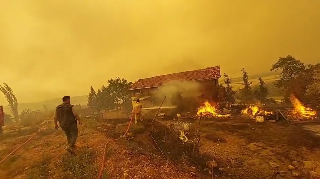Büyüksürmeli köyünde yangın 3 eve sıçradı