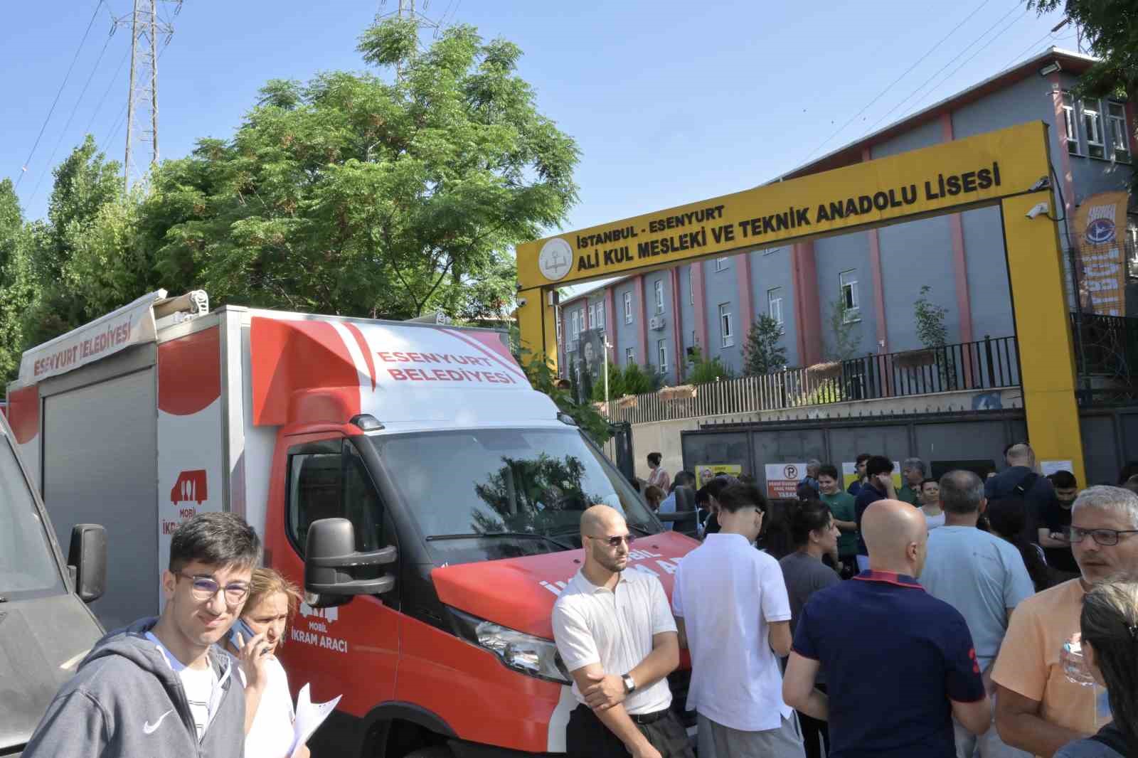 Esenyurt Belediyesi’nden YKS günü öğrencilere ve ailelerine destek