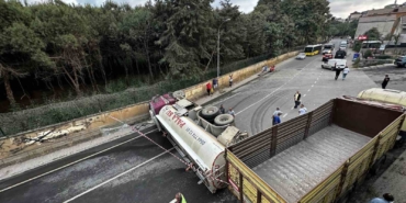 Beykoz’da su tankeri geri manevra yaparken devrildi: 1 yaralı