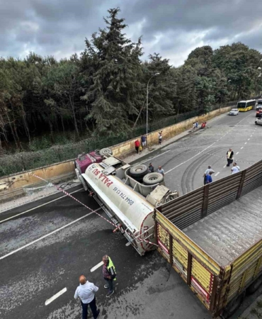 Beykoz’da su tankeri geri manevra yaparken devrildi: 1 yaralı