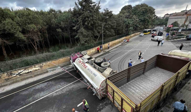 Beykoz’da su tankeri geri manevra yaparken devrildi: 1 yaralı