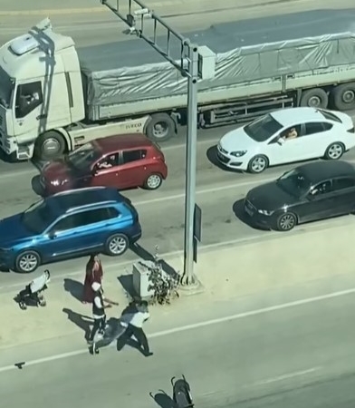 Dilencilerin kavşakta mıntıka kavgası...Cezaları kesildi