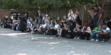 Onlar içeride, aileleri dışarıda ter döktü
