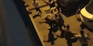 Bayrampaşa’da sandalyelerle birbirlerine öldüresiye saldırdılar: O anlar kamerada