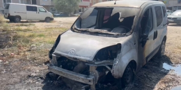 Tarlada başlayan yangın, 2 aracı küle çevirdi