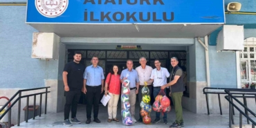 20 kilogram atık pil toplayan çocuklara 16 adet futbol, basketbol ve voleybol topu hediye edildi