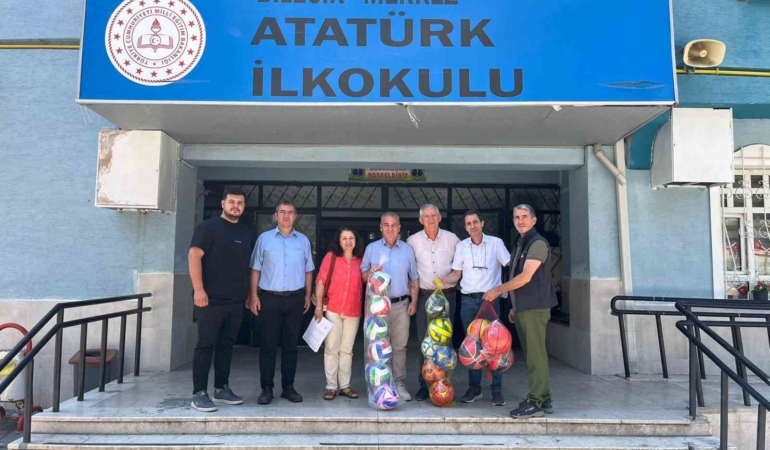 20 kilogram atık pil toplayan çocuklara 16 adet futbol, basketbol ve voleybol topu hediye edildi