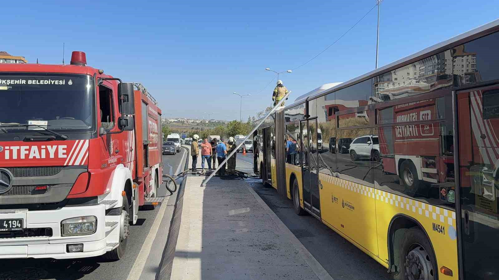 Sultangazi’de korku dolu anlar: İETT otobüsü alev aldı