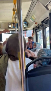 Pendik’te otobüste yer verme kavgası: Kadın yolcular birbirine girdi