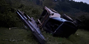 Yamaçtan yuvarlanan iş makinesinden atlayarak kurtuldu