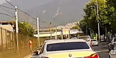 Makas atan sürücü kameraya yakalandı