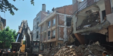 Avcılar’da kısmi çöken binanın yıkımı sırasında bitişik apartmanın da duvarı yıkıldı