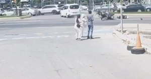 Kartal’da yürekleri ağızlara getiren kaza: İki polisin yaralandığı kaza kamerada