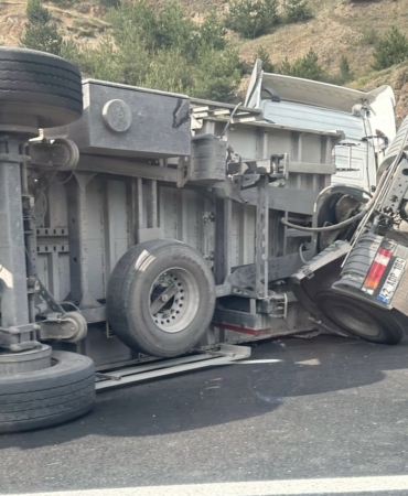 Bilecik’te kontrolden çıkan tırın dorsesi devrildi, sürücüsü yaralandı