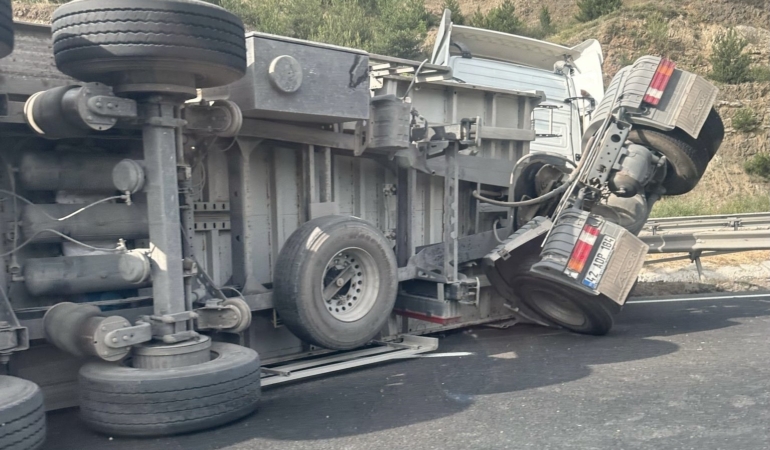 Bilecik’te kontrolden çıkan tırın dorsesi devrildi, sürücüsü yaralandı