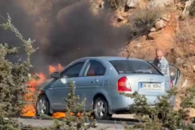 Alev alan otomobili için otobanda böyle çırpındı