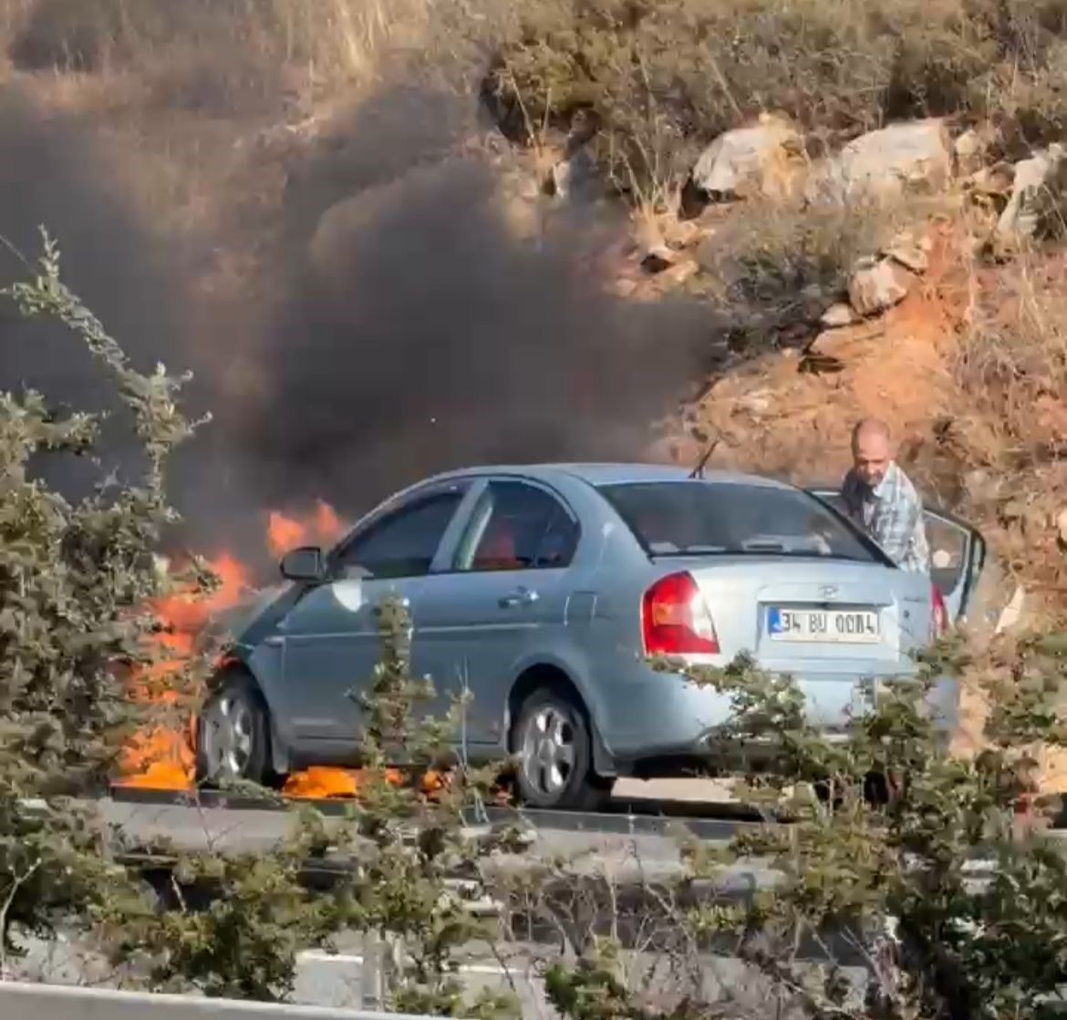 Alev alan otomobili için otobanda böyle çırpındı