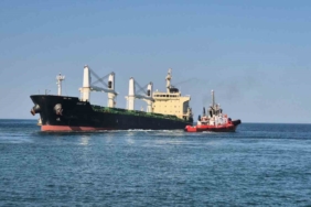 Tekirdağ’da karaya oturan yük gemisini kurtarma çalışmaları sürüyor