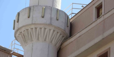 Pendik’te ilginç mimari: Cami minaresi ile bina iç içe