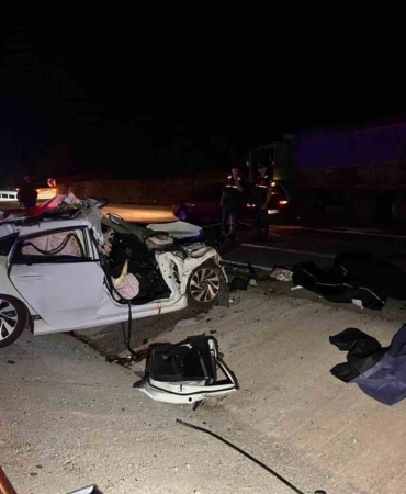 Balıkesir’de arefe günü kazayla başladı: Kamyona çarpan otomobilde 2 kişi hayatını kaybetti