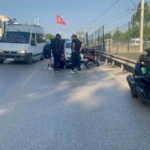 Trafik durunca, aradan ilerleyen motosikletler birbirine girdi
