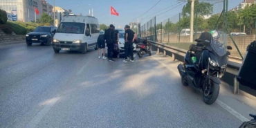 Trafik durunca, aradan ilerleyen motosikletler birbirine girdi
