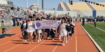 Tekirdağ Üniversitelilerin mezuniyet coşkusu renkli görüntülere sahne oldu