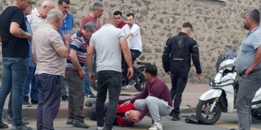 Motosikletli sürücü yayaya çarptı: O anlar kamerada