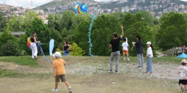 Uçurtmalar babalar için havalandı