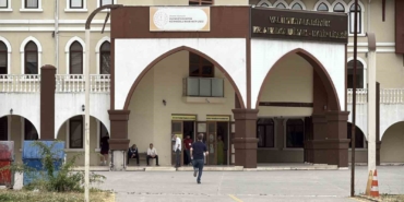 YKS’nin ilk oturumu başladı: Öğrenciler sınavda, veliler dışarda ter döküyor