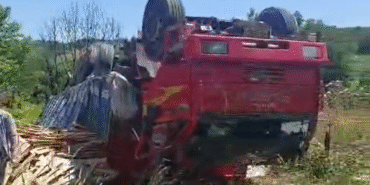 Yalova’da freni boşalan kamyon ters devrildi: 1 yaralı