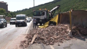 Maltepe’de hafriyat kamyonu devrildi, yol trafiğe kapandı