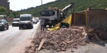 Maltepe’de hafriyat kamyonu devrildi, yol trafiğe kapandı