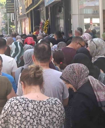 Yalova’da mağaza açılışında indirim izdihamı