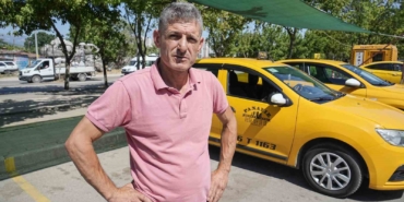 Taksicilerin "bekleme yapma" kavgası kamerada