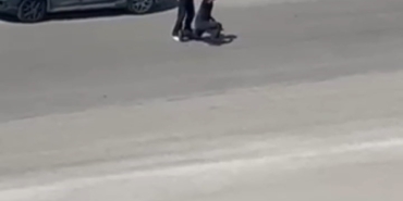 Kendisine şiddet uygulayan eşini savunan kadına vatandaşlardan tepki