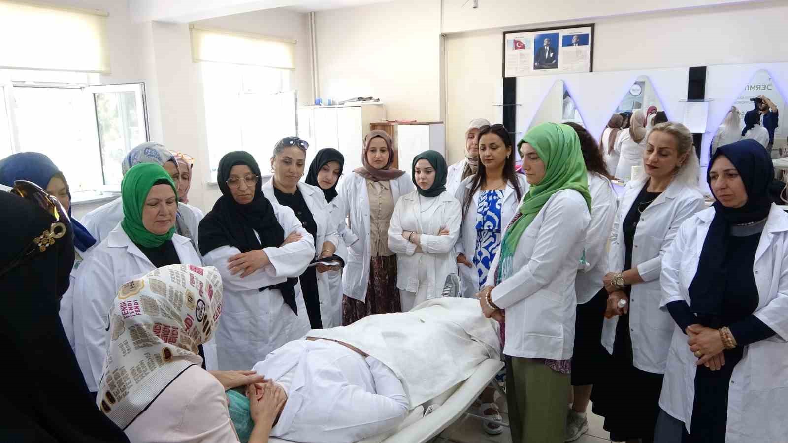 Pendik Halk Eğitim Merkezi’nde kadınlar SPA ve kalıcı makyaj eğitimiyle meslek sahibi oluyor
