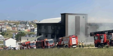 Arnavutköy’deki terlik fabrikasında çıkan yangın söndürüldü