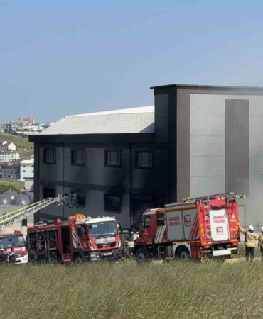 Arnavutköy’deki terlik fabrikasında çıkan yangın söndürüldü