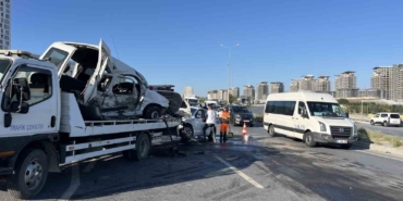 Başakşehir’de hafif ticari araç, karşı yöndeki otomobile çarptı: 1’i ağır 2 yaralı