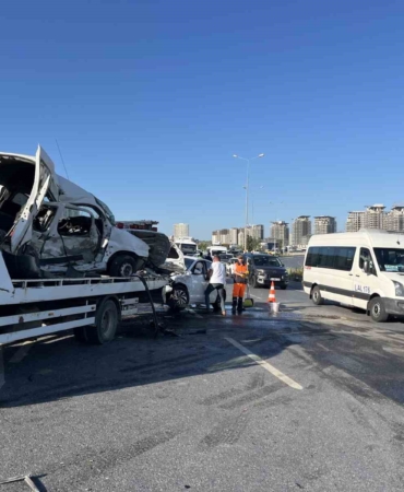 Başakşehir’de hafif ticari araç, karşı yöndeki otomobile çarptı: 1’i ağır 2 yaralı