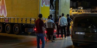 Çanakkale’de kaçak göçmenler brandasını yırtıp girdikleri tırın dorsesinde yakalandı