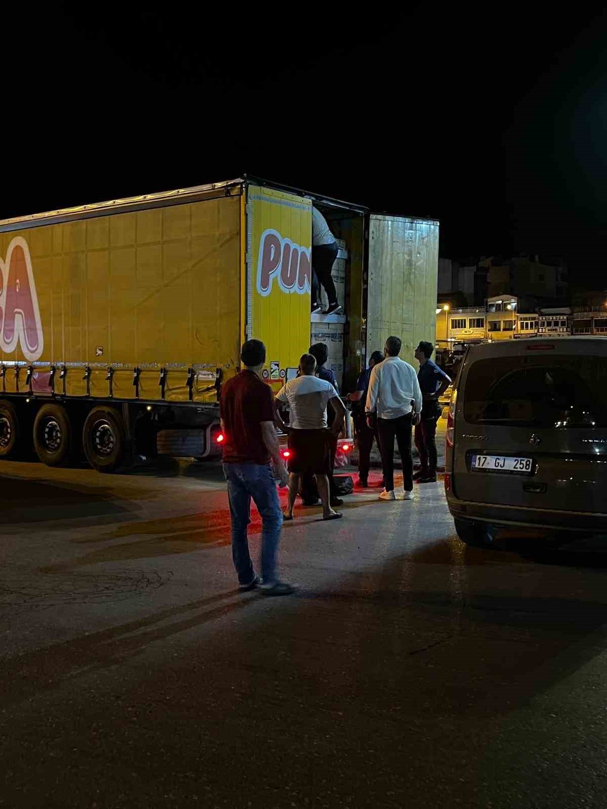 Çanakkale’de kaçak göçmenler brandasını yırtıp girdikleri tırın dorsesinde yakalandı