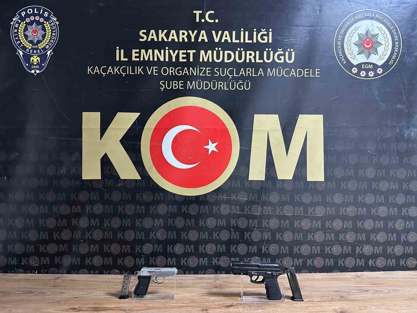 Sakarya’da silah kaçakçılığına darbe: Çok sayıda silah ve mühimmatı ele geçirildi, 4 gözaltı