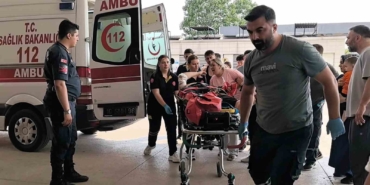 Bursa’da otomobile çarpan motosikletliler ağır yaralandı