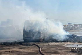 Çıkan yangında paletler kül oldu, minibüs ise demir yığınına döndü