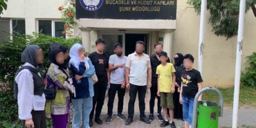 Bursa’da göçmen kaçakçılığı operasyonu: 12 yabancı uyruklu şahıs yakalandı, 3 şüpheli gözaltında