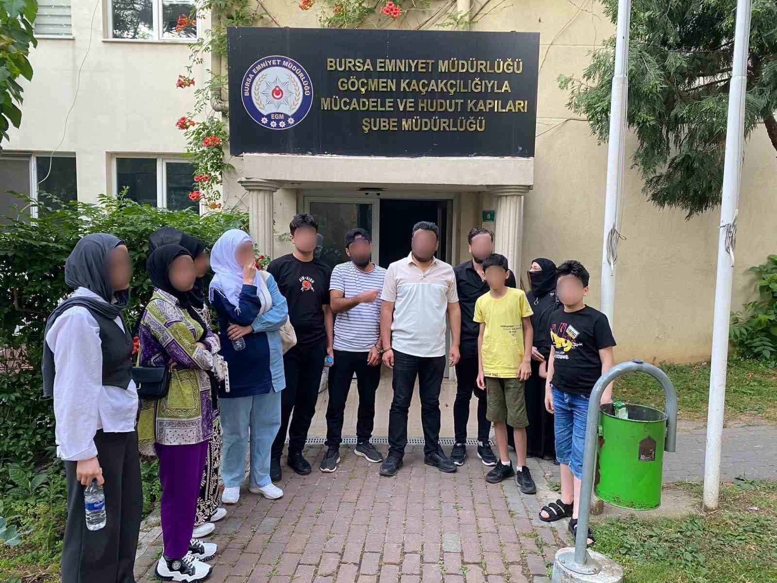 Bursa’da göçmen kaçakçılığı operasyonu: 12 yabancı uyruklu şahıs yakalandı, 3 şüpheli gözaltında