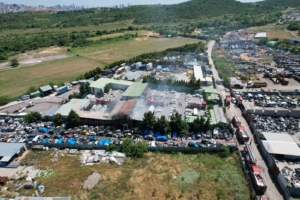 Maltepe’de seramik deposunda çıkan yangın hurdalık alana sıçradı