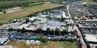 Maltepe’de seramik deposunda çıkan yangın hurdalık alana sıçradı